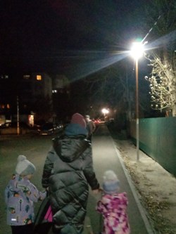 Андрей Аксенов помог установить освещение на территории, прилегающей к детскому саду